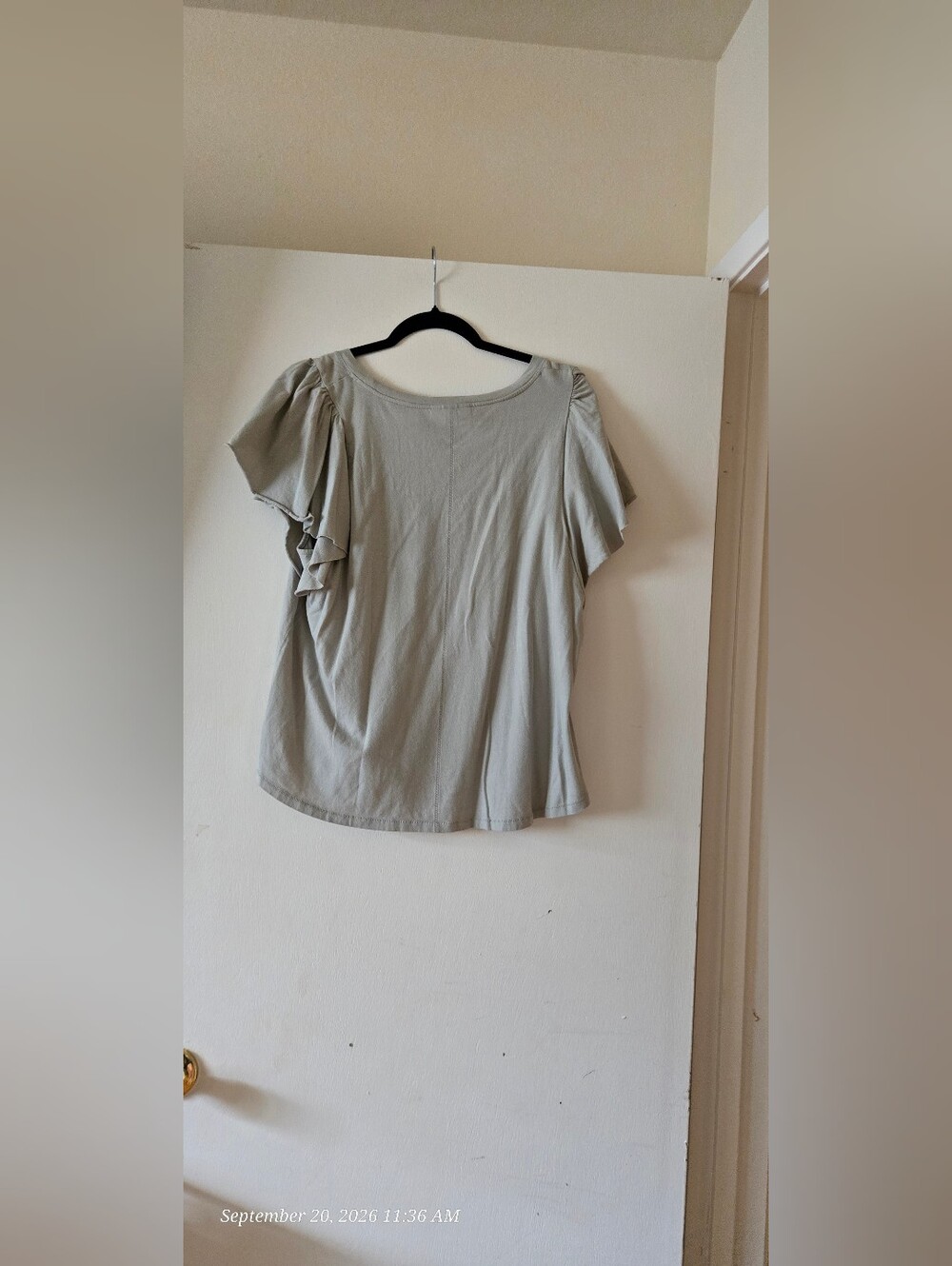 Universal Thread Light Green Ruffle Sleeve Women’s Top - Picture 3 of 4